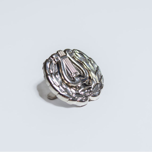 Lyyra ylioppilaslakkiin